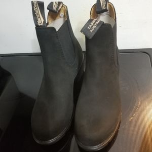 Woman Black Blundstone Ankle Boots